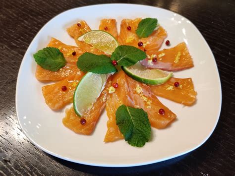 Carpaccio di salmone con melagrana e lime