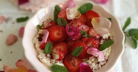 Fragole fresche e petali di rosa