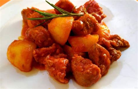 Ingredienti per lo spezzatino di salsiccia e patate