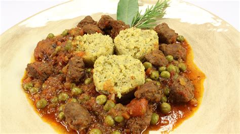 Una tavola apparecchiata con spezzatino di salsiccia e contorni