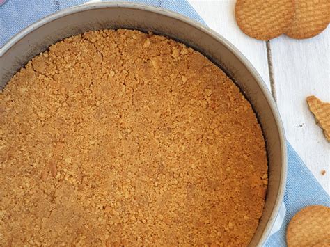 Biscotti sbriciolati e burro fuso per la base della cheesecake