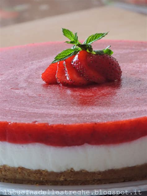 Cheesecake con fragole fresche e coulis di lamponi